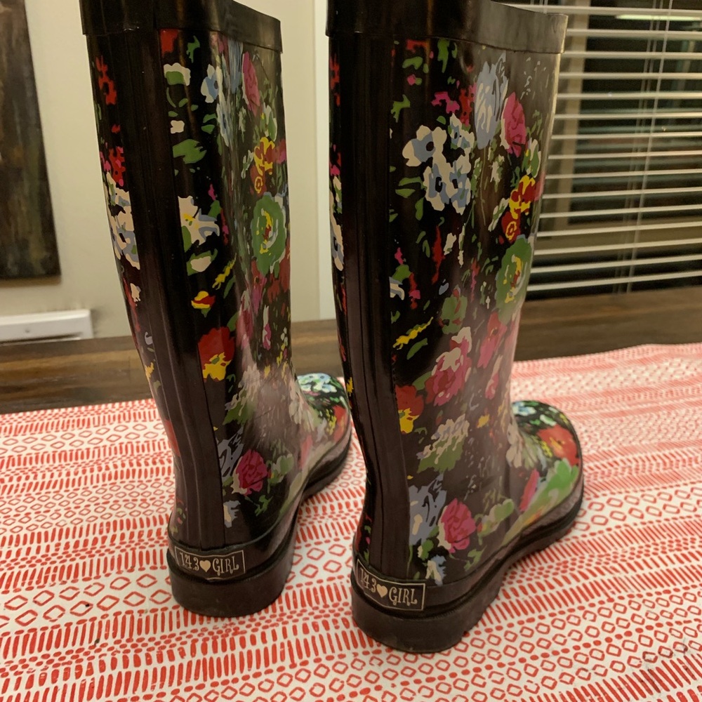 143 Girl floral rain boots